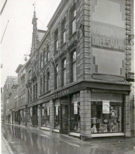 Spuistraat, Vroom en Dreesmann Voldersgracht