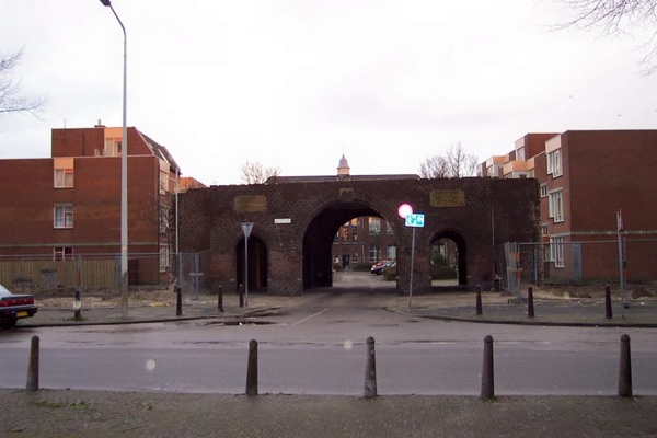 Vrijstaathof na sloop huisjes alleen de poort bleef staan