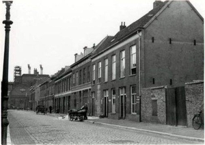 Zorgvlietstraat gezien naar de Veenkade Z.H.B. op de achtergrond