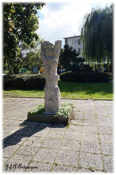 Jef-a, Edegem, Sint Goriksplein, Meneerke van Buyseghem, Standbeeld