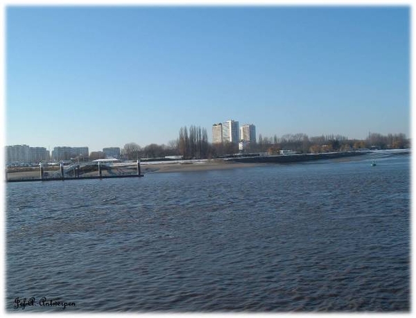 Naast de Schelde t.h.v. Kattendijksluis.