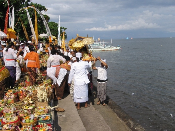 Melasti in Banyualit