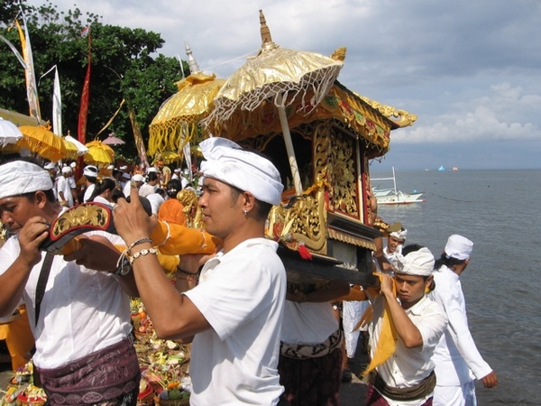 Melasti in Banyualit