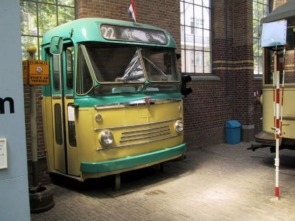 Bus 22 in de museummuur 10-06-2001