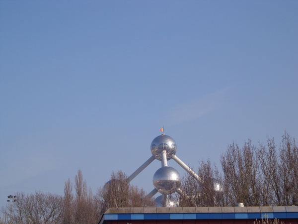 We komen kortbij het Atomium