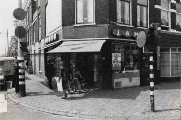 1970 Vaillantlaan 121, op de hoek met de Hobbemastraat.