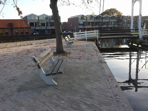 Mooie bankjes op de Plaspoelhaven Leidschendam.
