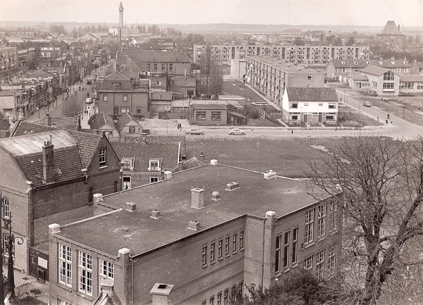 Op de voorgrond het dak van de St. Jozefschool