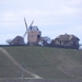 een windmolen in de verte