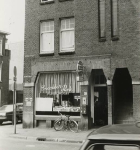 Snackbar Puck, Kempstraat 1970.