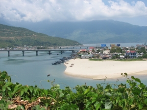 Schilderachtige kustvlakte aan de voet van de wolkenpas