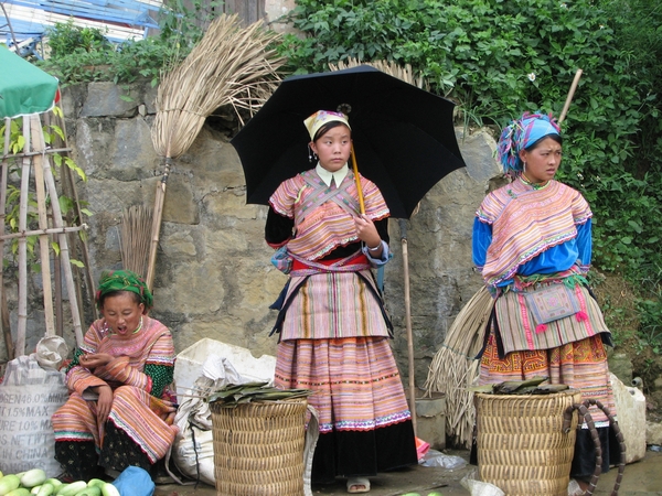 De gebloemde Hmong op de markt in Bac Ha