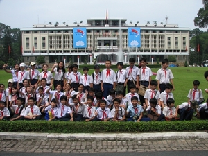 Schoolkinderen voor het herenigingspaleis (Saigon)