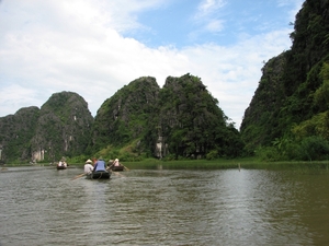 Varen tussen de korstrotsen van Tam Coc