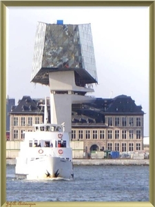 Flandriaboot met Havenhuis op achtergrond.