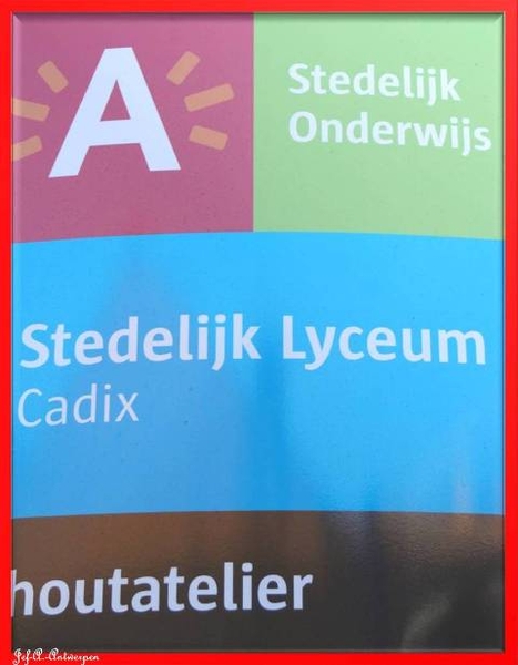 Meldingsbord aan gebouwen Stedelijk Lyceum Cadix.