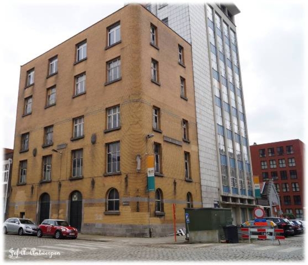 Pakhuis uit 1911 op hoek Napelsstraat - Rigastraat.