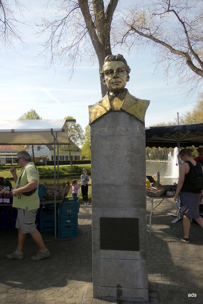 14-Borstbeeld van Van Daele