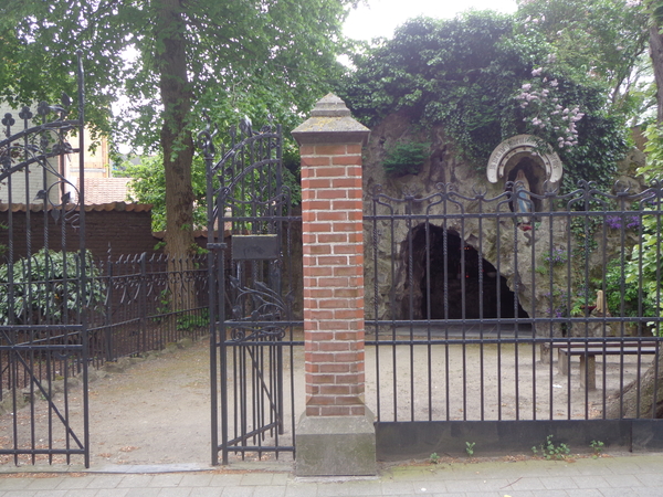 De Lourdesgrot nabij de Sint-Tillokerk