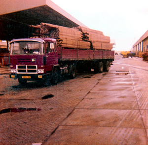 Velting Pegaso, open trailer hout geladen.