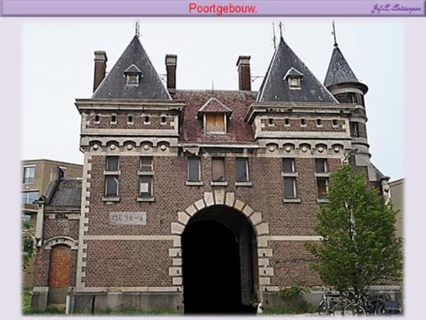 Little HISK, Poortgebouw, Oud militair hospitaal