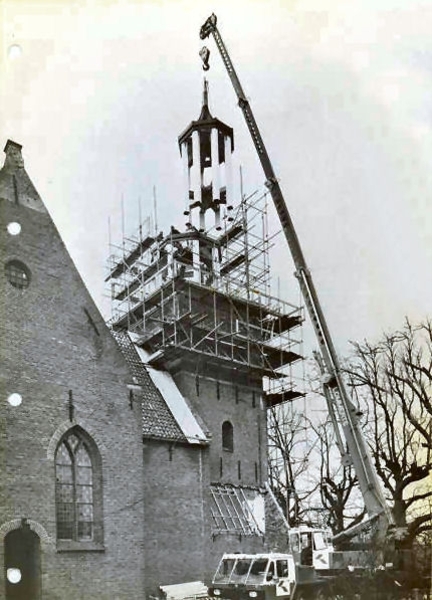 De spits op de toren zetten