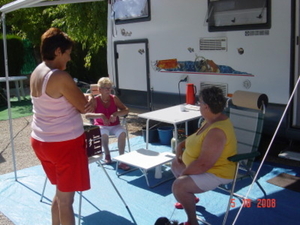 Olga bij de buren op de camping 