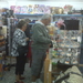 17A 29 OKT 08 Olga en Guido aan de kassa in een winkel te Altea