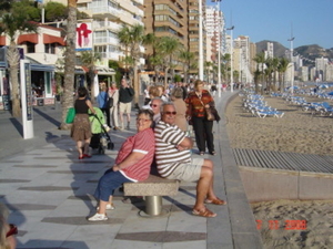 23F 7 NOV 08 Uitrusten op een bank op de dijk van Benidorm