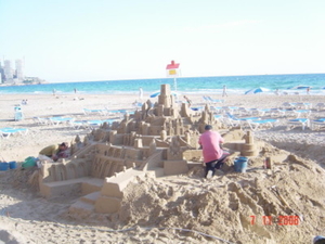 23G 7 NOV 08 Zandsculptuur op het strand van Benidorm