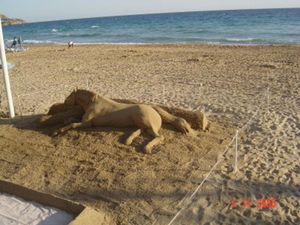 23H 7 NOV 08 Zandsculptuur op het strand van Benidorm