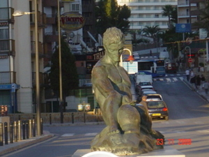 26A 23 NOV 08 Standbeeld nabij het strand van Benidorm