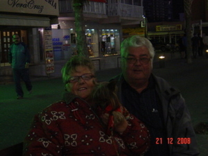 28C 21 DEC 08 Olga en Willy op de dijk van Benidorm