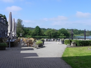 zicht op terras en het meer