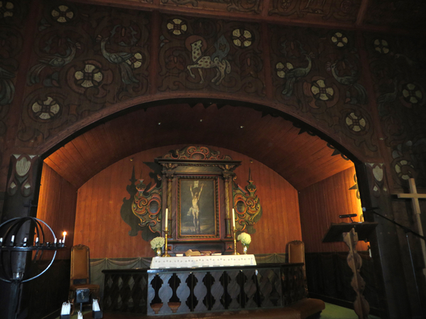 Binnen in Noors kerkje