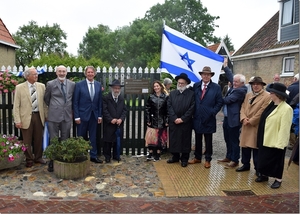 Poseren voor het bordje (foto Harmen Glashouwer)