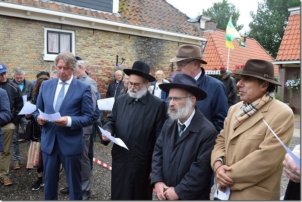 Het zingen van het hatikva (foto Harmen Glahouwer)