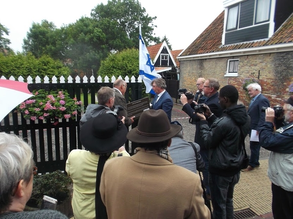 Burgemeester en Broer Sikkes plaatsen het borde(foto Anske Smit)