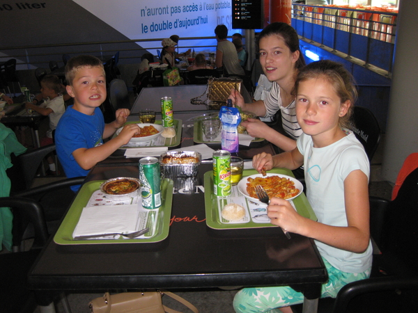 35) 's Middags aan tafel