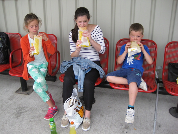 53) Warm belegd broodje eten in station van Bergen