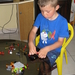 09) Ruben knutselt met zijn Lego
