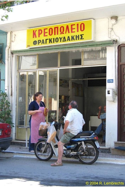 Bakker levert brood aan de slager