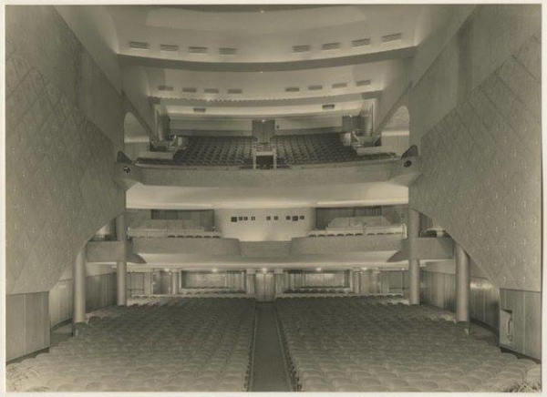 Asta interieur gezien vanaf het toneel