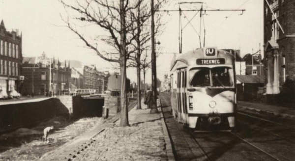 Waldeck Pyrmontkade, Links de Koningin Emmakade