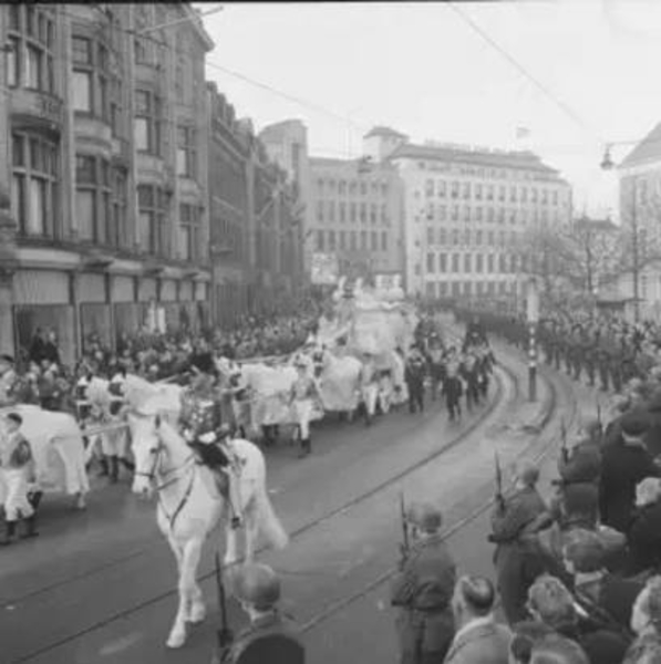 8 december 1962, Uitvaart Prinses Wilhelmina,de stoet op de Hofwe