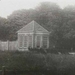 Een als tuinhuisje gecamoufleerde bunker aan de rand van de diere
