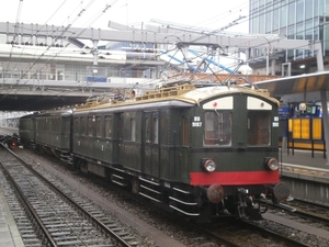BD 9107 Oude (blokkendoos) trein wacht op vertrek.