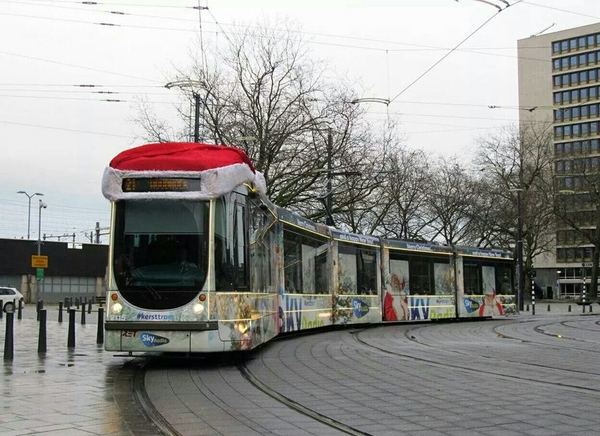 2115 als kersttram in december 2014 met de kerstmuts op zijn kop.