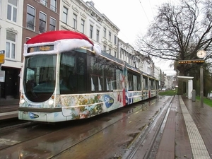 2115 als kersttram in december 2014 met de kerstmuts op zijn kop.