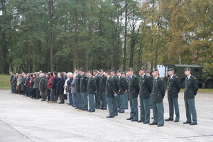 militairen en burgers samen...